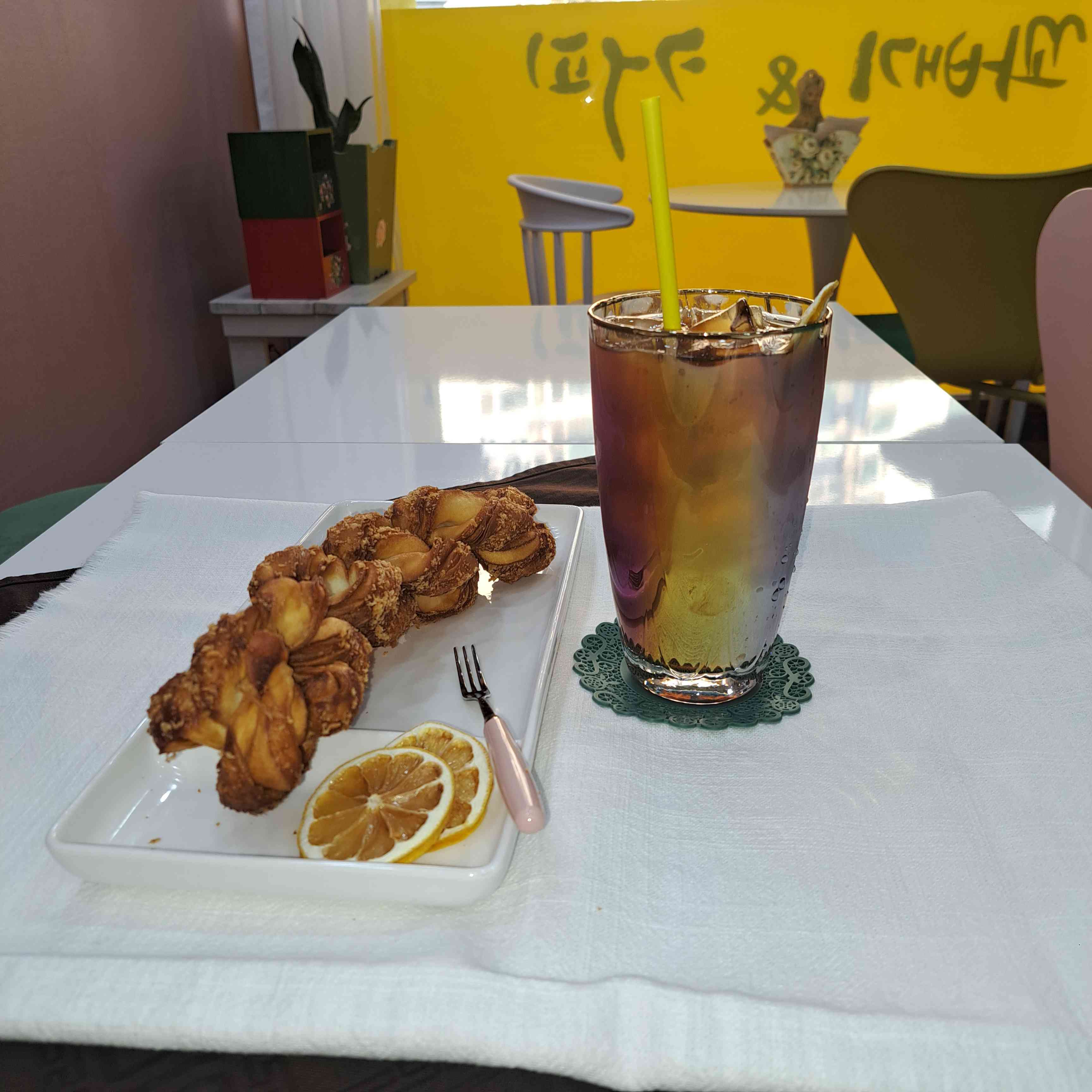 커피 앤 꽈배기 대표 메뉴