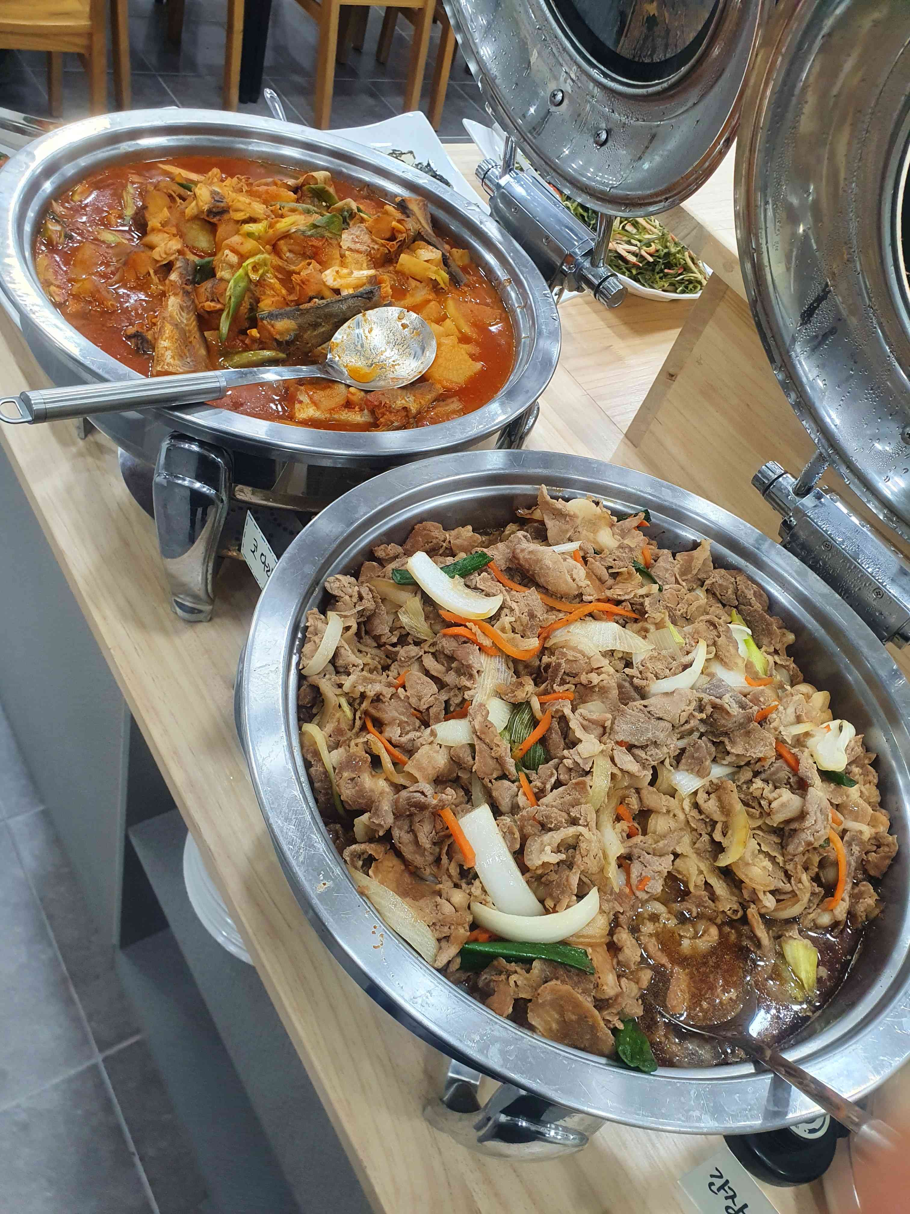 잔디한식뷔페 내부