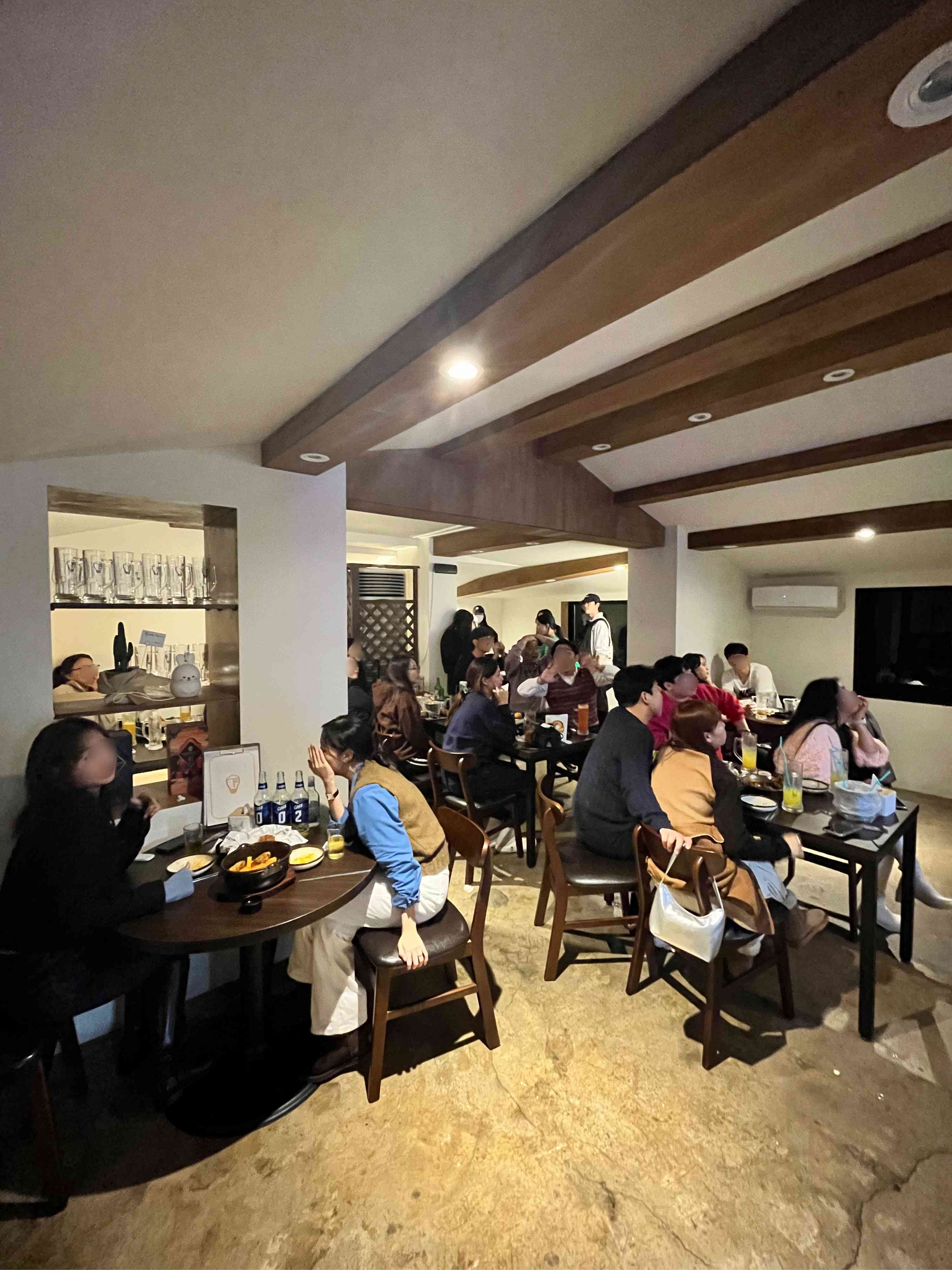 발랄한맥주 제주서귀포점 내부