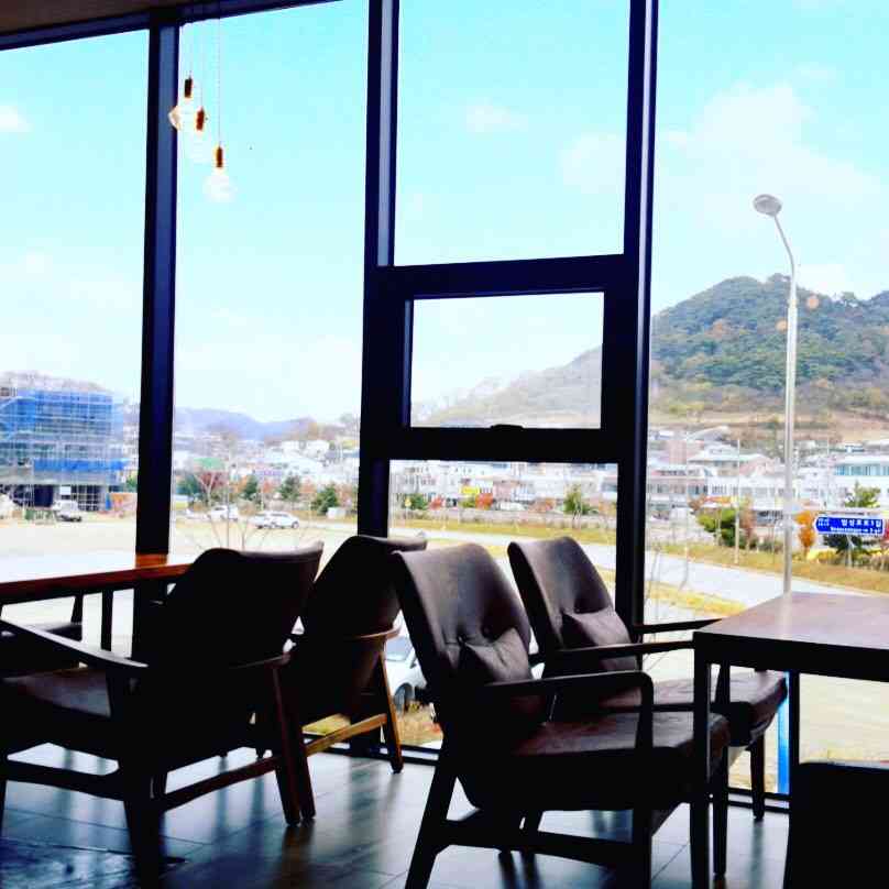 디앤디커피 내부