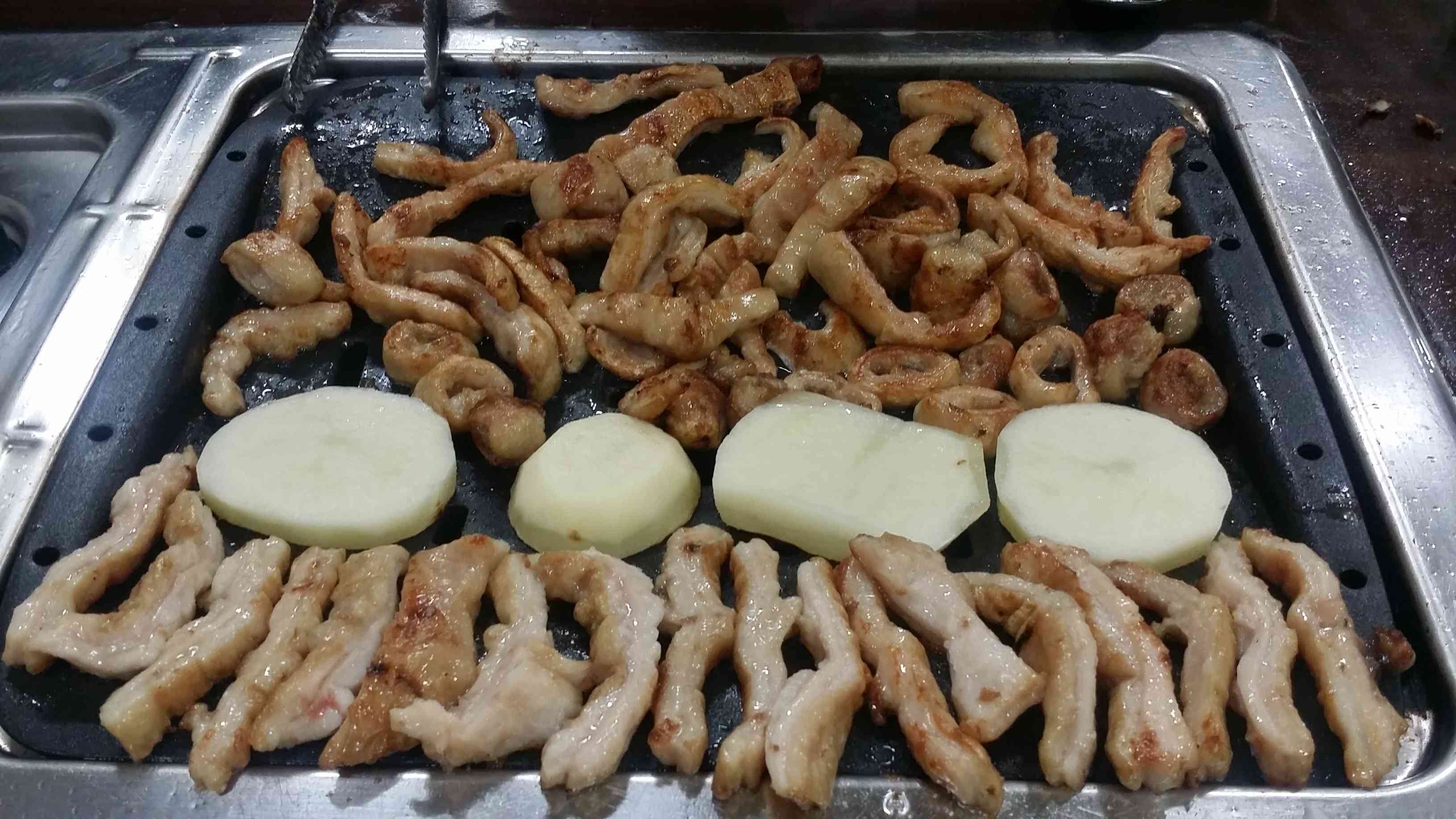 돈돌이생막창 자양점 내부